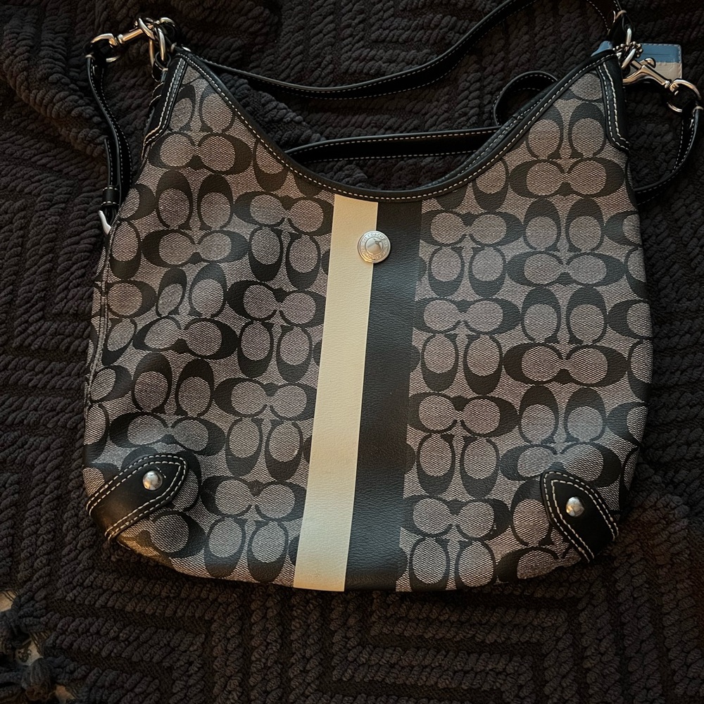 Coach shoulder purse can also be worn as a crossbody